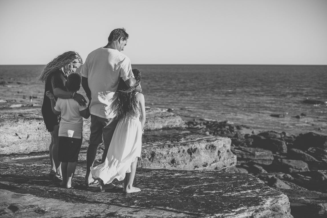 Séance photo famille - famille de dos regardant la mer - Photographe famille