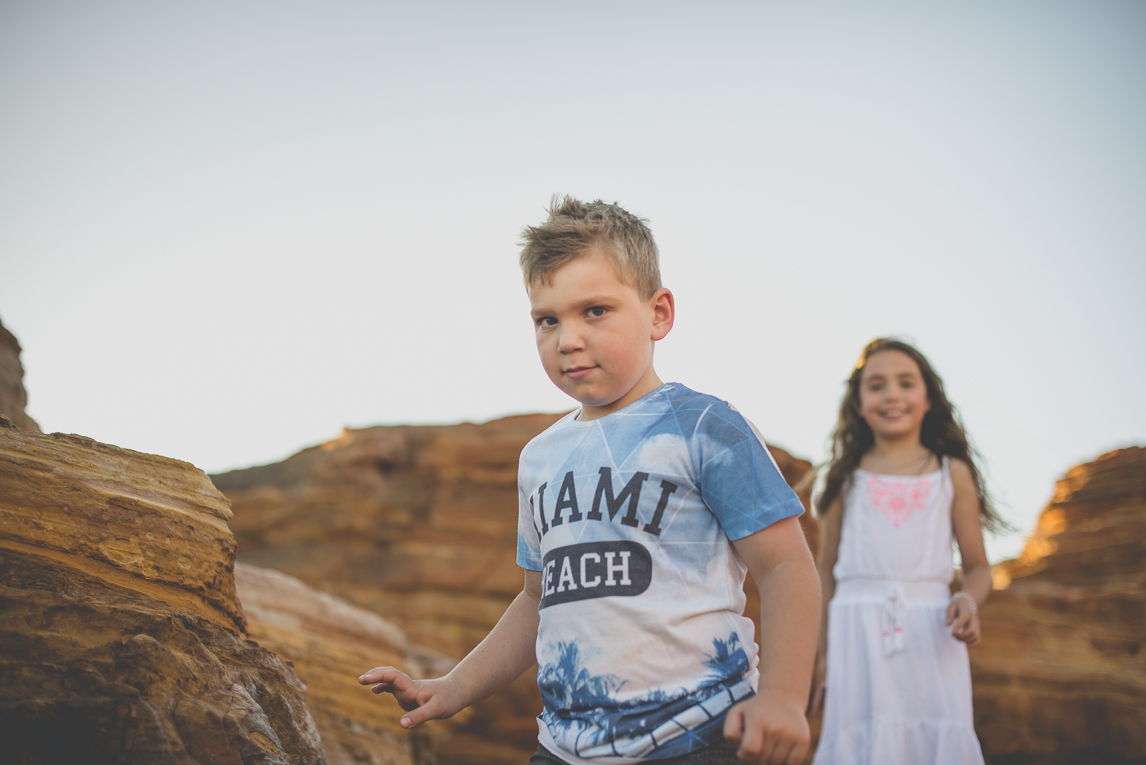 Séance photo famille - deux enfants marchent parmis les rochers - Photographe famille