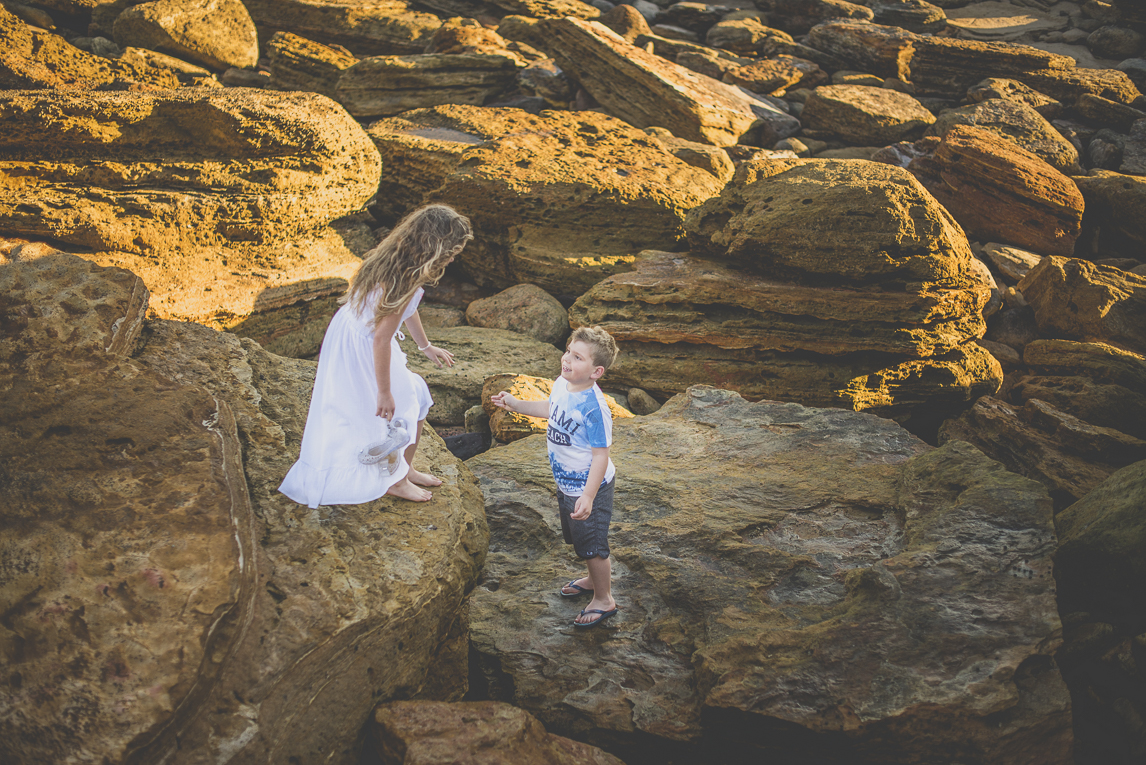 Séance photo famille - deux enfants sur les rochers - Photographe famille