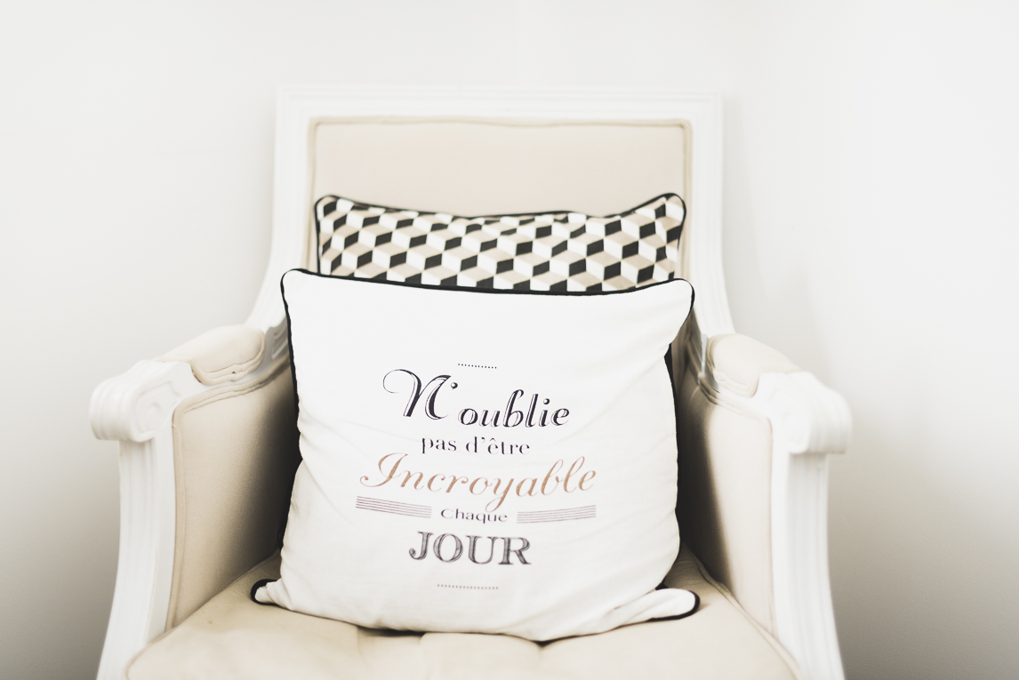 Thérapeute Toulouse Magali Danel - fauteuil et coussin du cabinet - Photographe pour entreprise