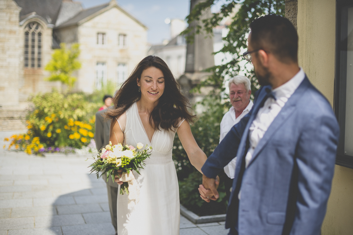 Reportage mariage Bretagne - mariés entrant dans la mairie pour la cérémonie - Photographe mariage