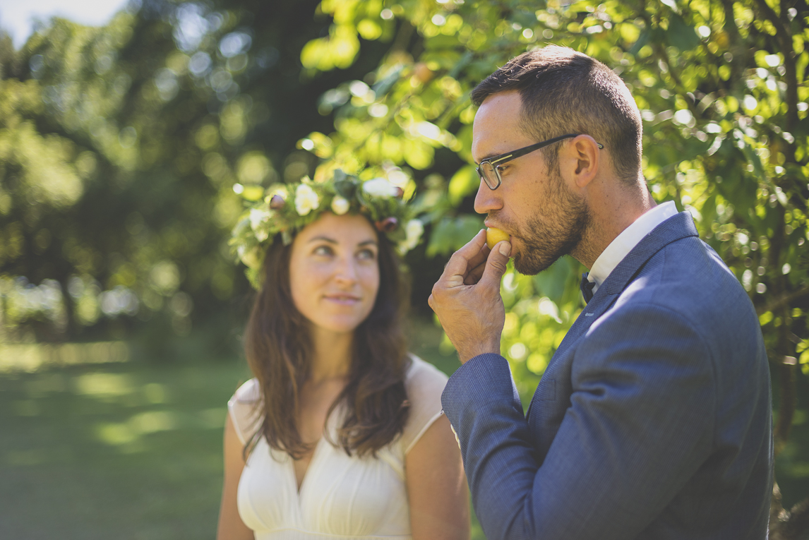 Reportage mariage Bretagne - mariés mangent des fruits - Photographe mariage