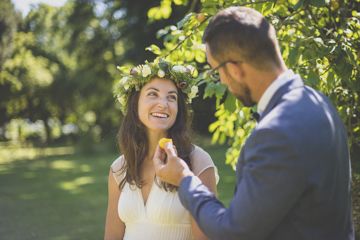 Reportage mariage Bretagne - mariés mangent des fruits - Photographe mariage