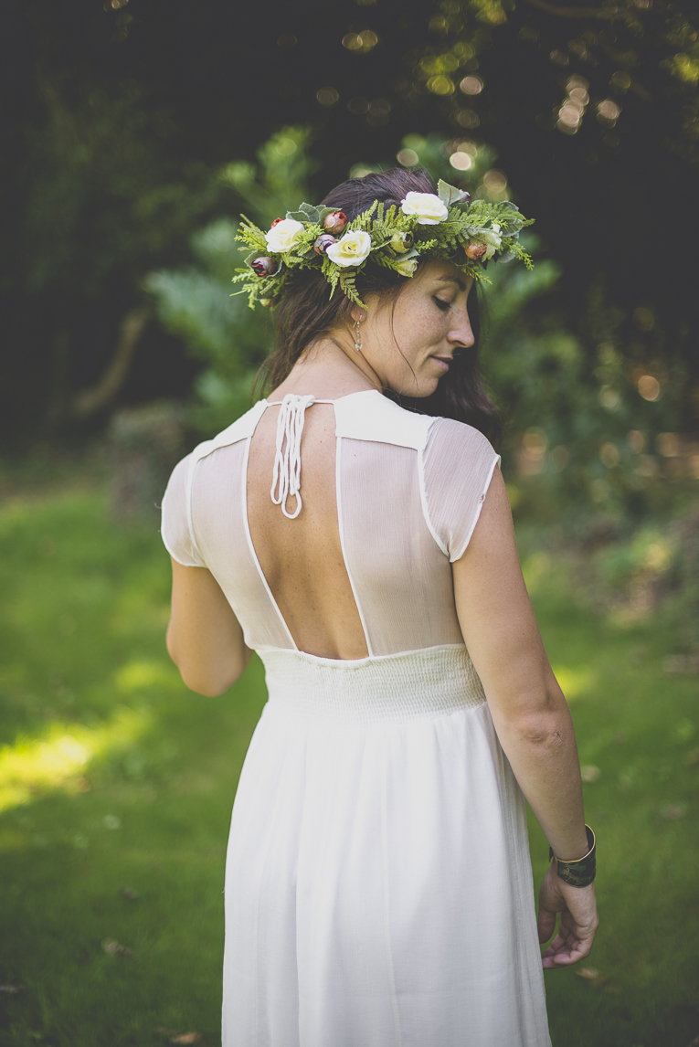 Reportage mariage Bretagne - la mariée de dos - Photographe mariage