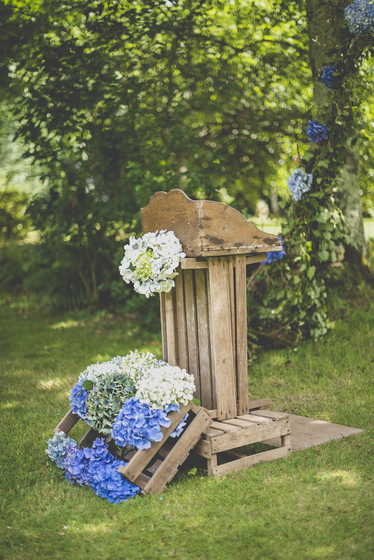 Reportage mariage Bretagne - Décoration du pupitre pour cérémonie laïque - Photographe mariage