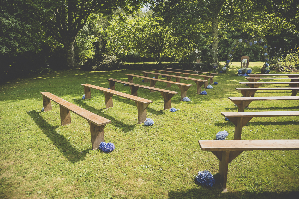 Reportage mariage Bretagne - décoration de la cérémonie en extérieur - Photographe mariage