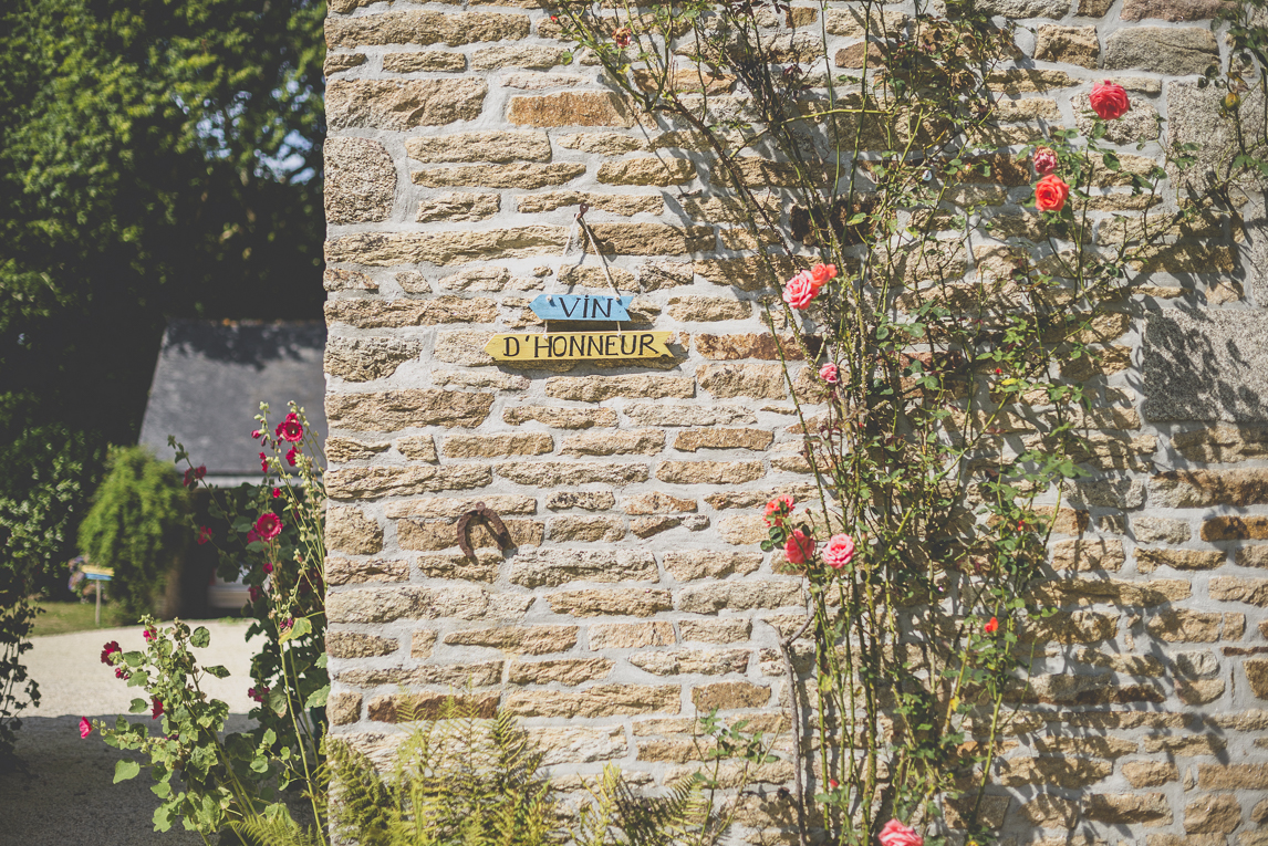 Reportage mariage Bretagne - panneau d'orientation fait main - Photographe mariage