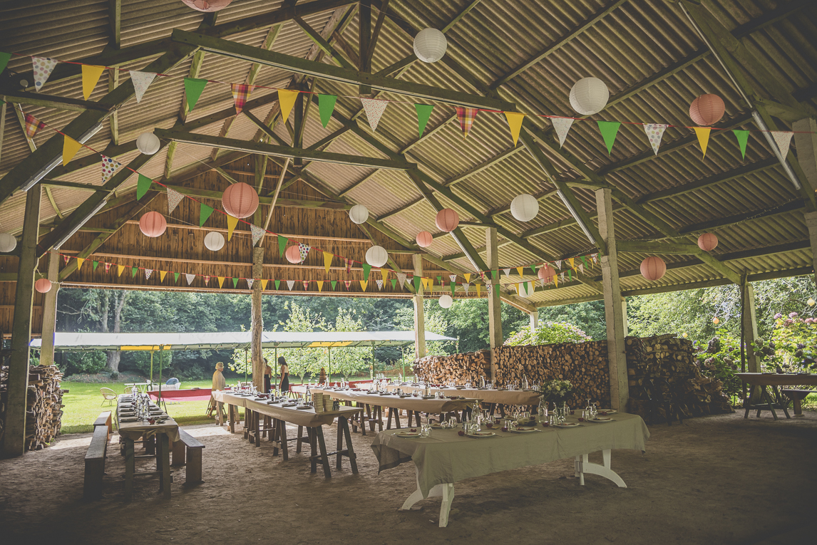 Reportage mariage Bretagne - décoration de mariage sous un hangar - Photographe mariage