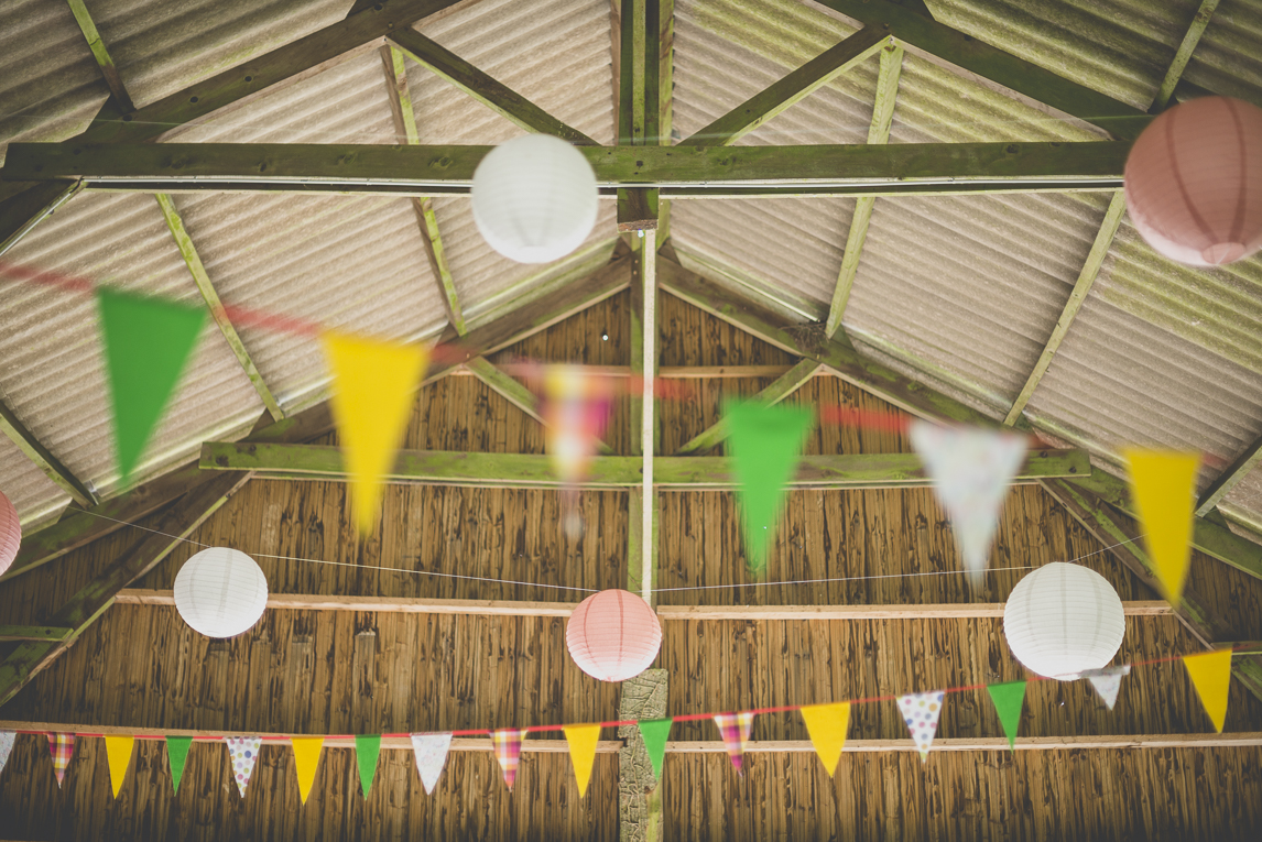 Reportage mariage Bretagne - décoration de hangar - Photographe mariage