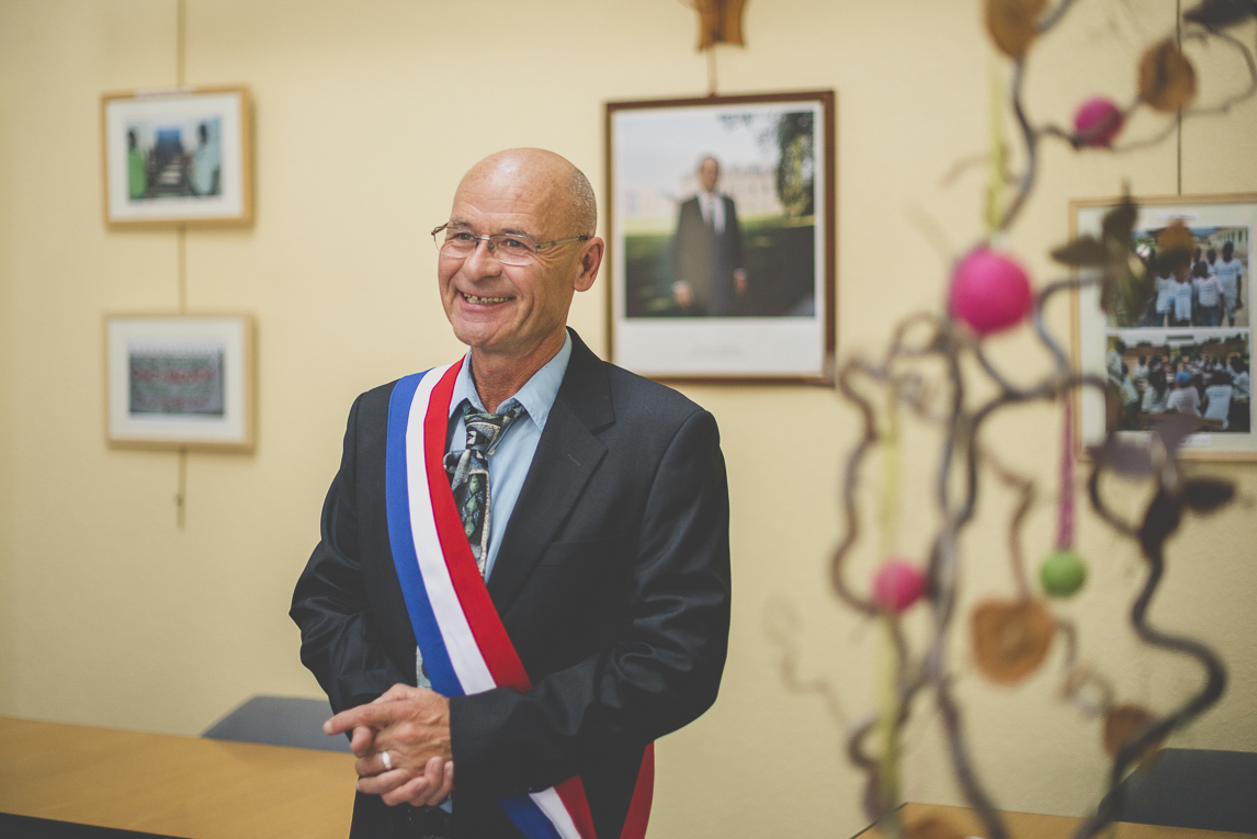 Reportage mariage Bretagne - célébrant de la cérémonie civile - Photographe mariage