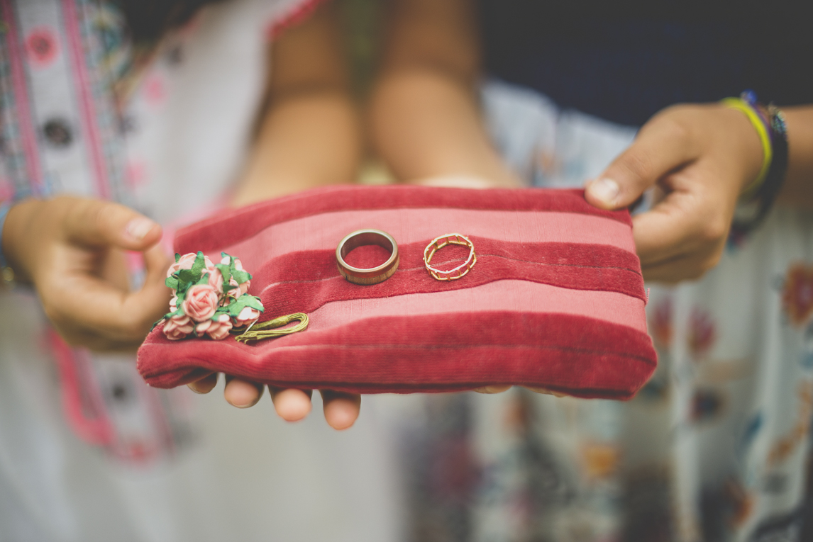 Reportage mariage Bretagne - alliances sur coussin rose - Photographe mariage