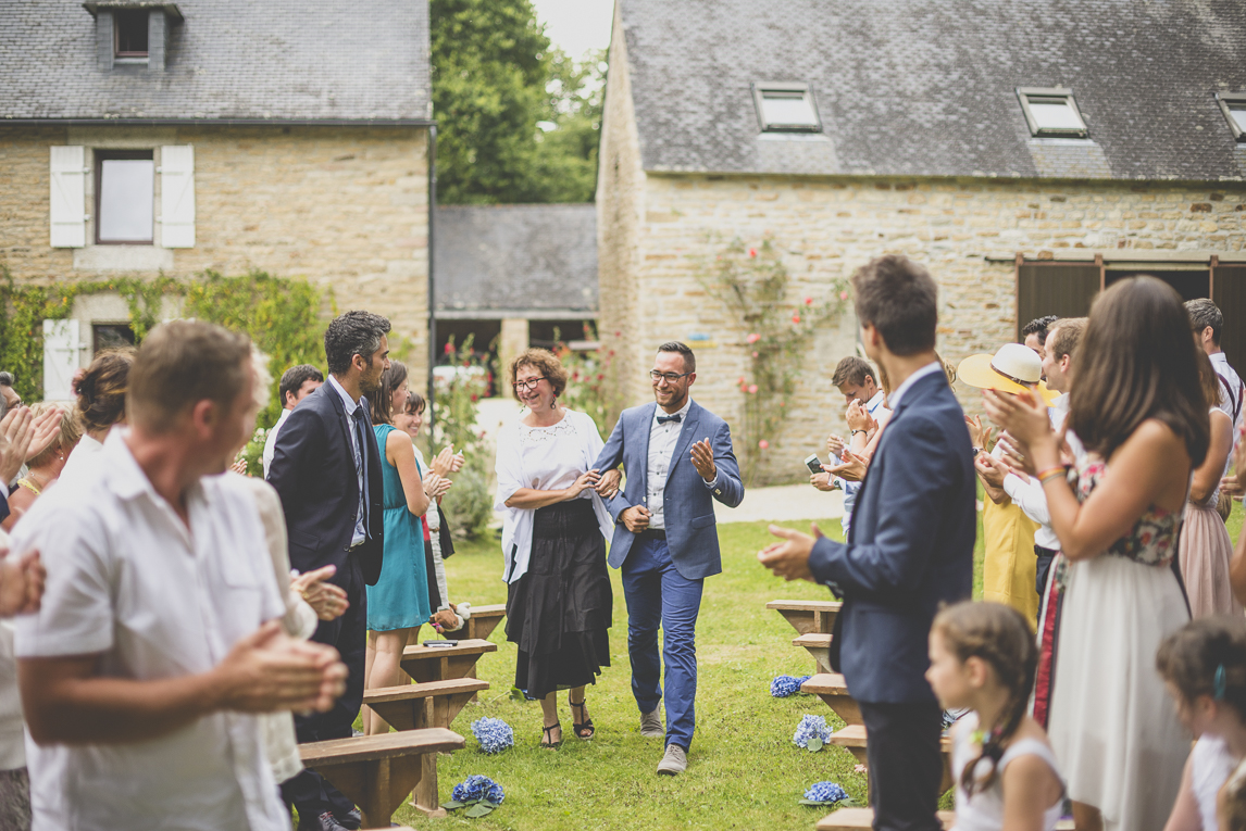 Reportage mariage Bretagne - arrivée du marié avec sa maman à la cérémonie - Photographe mariage