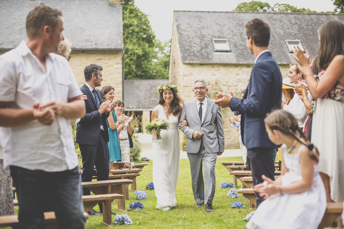 Reportage mariage Bretagne - arrivée de la mariée avec son papa à la cérémonie - Photographe mariage