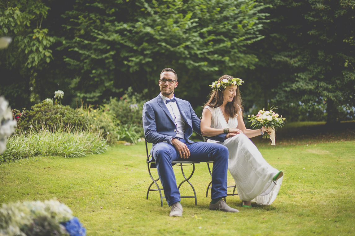 Reportage mariage Bretagne - mariés assis lors de leur cérémonie - Photographe mariage