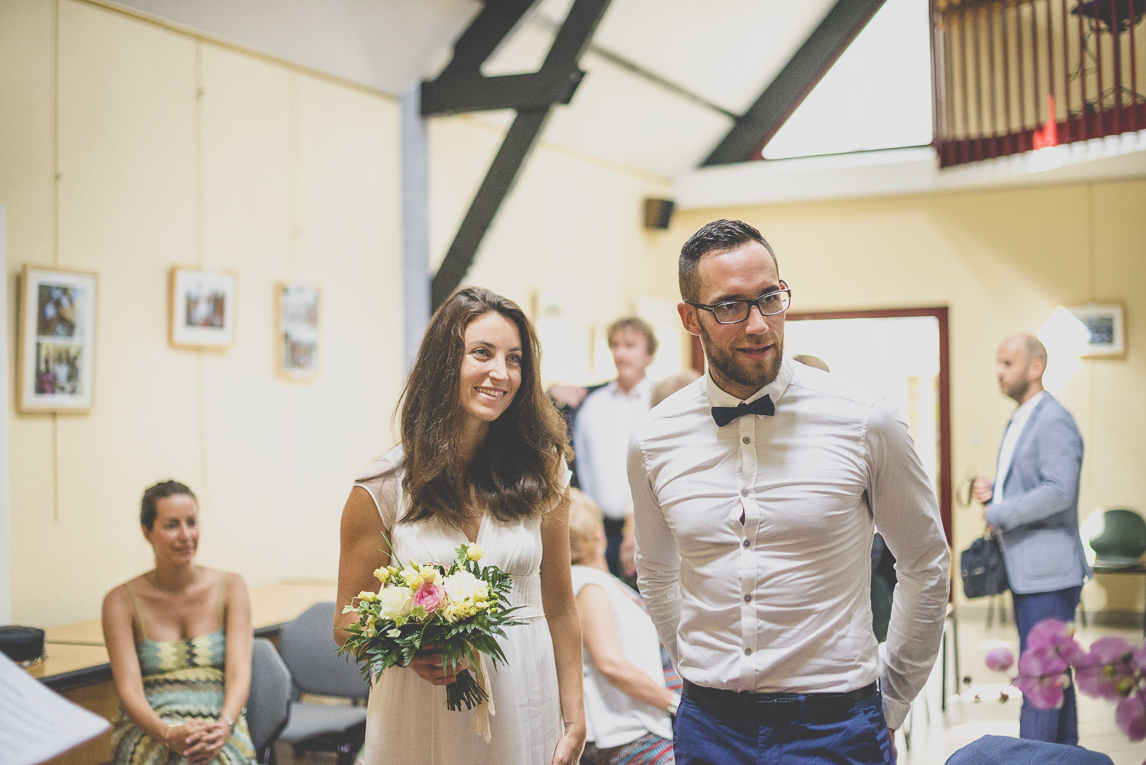 Reportage mariage Bretagne - mariés à la mairie - Photographe mariage