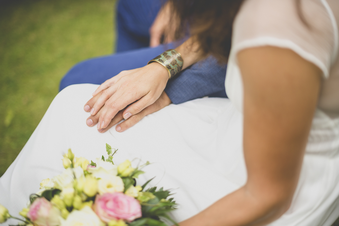 Reportage mariage Bretagne - mains des mariés pendant cérémonie - Photographe mariage