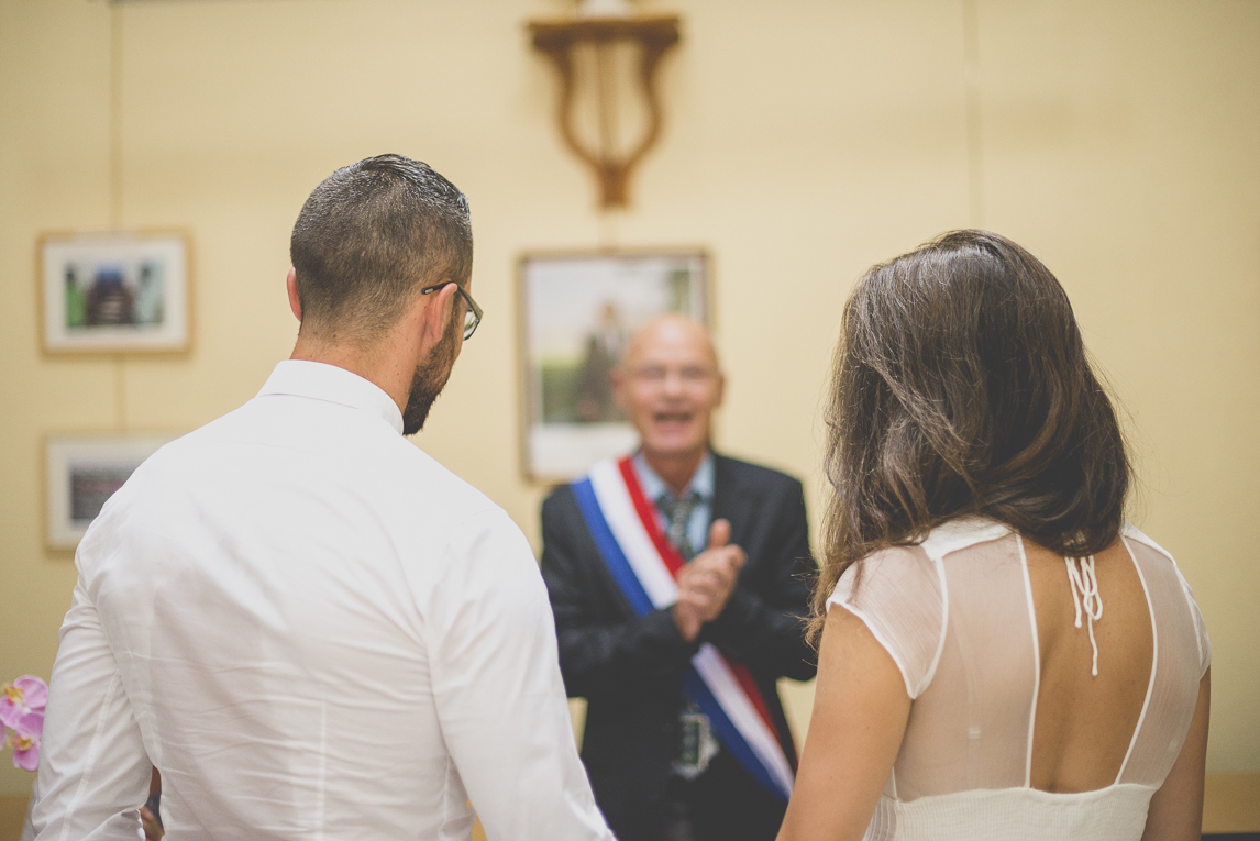 Reportage mariage Bretagne - Mariés à la mairie - Photographe mariage