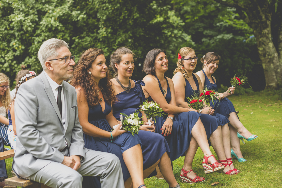 Reportage mariage Bretagne - demoiselles d'honneur pendant cérémonie laique - Photographe mariage