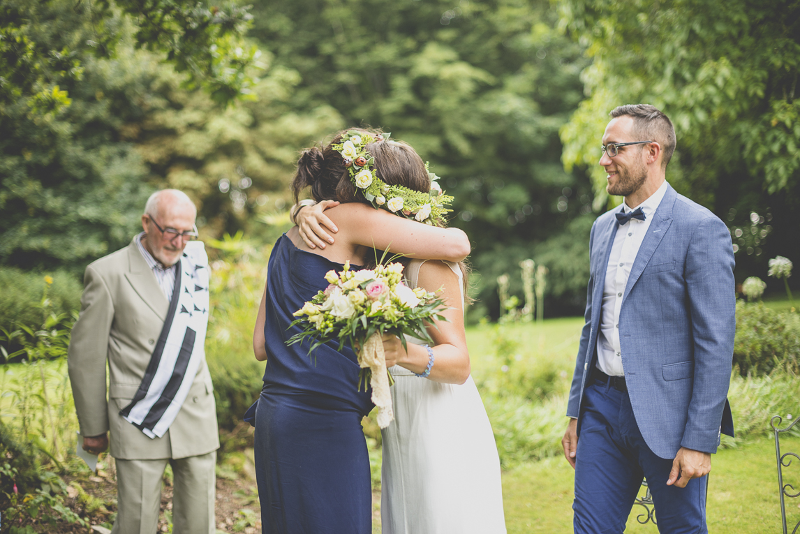 Reportage mariage Bretagne - embrassade avec la mariée lors de la cérémonie - Photographe mariage