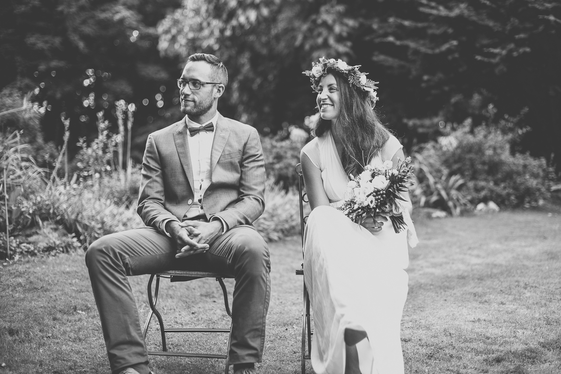 Reportage mariage Bretagne - mariés assis lors de leur cérémonie - Photographe mariage