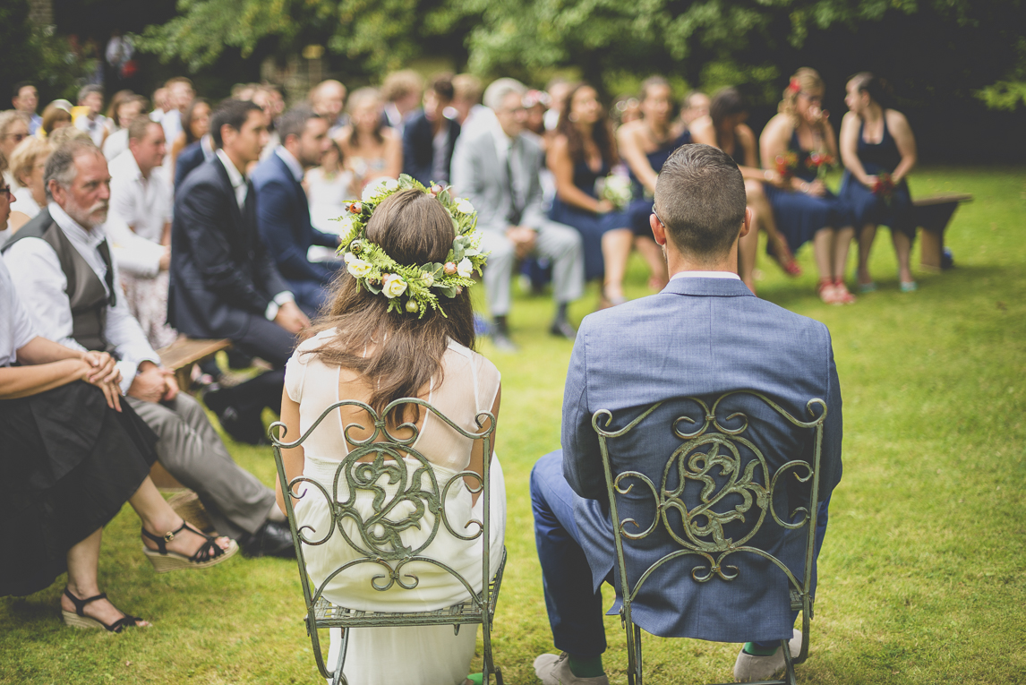 Reportage mariage Bretagne - mariés de dos lors de leur cérémonie - Photographe mariage