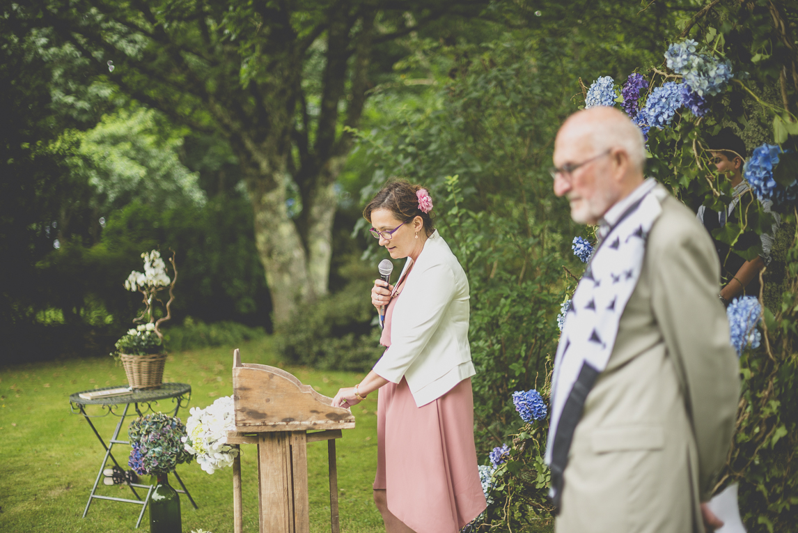 Reportage mariage Bretagne - cérémonie laique en extérieur - Photographe mariage