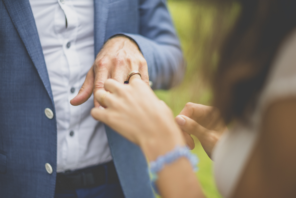 Reportage mariage Bretagne - mariés échangent leurs alliances - Photographe mariage