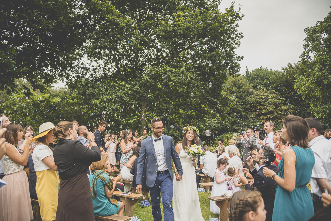 Reportage mariage Bretagne - mariés à la fin de la cérémonie laique - Photographe mariage