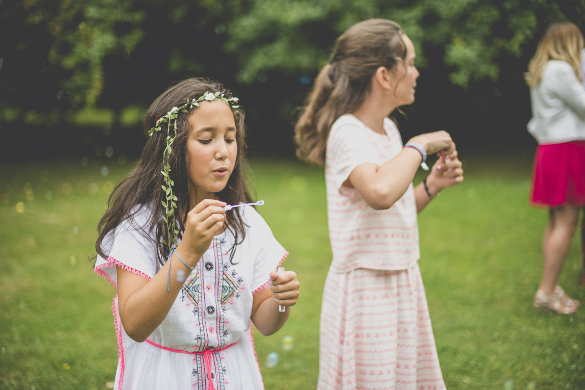 Reportage mariage Bretagne - enfants faisant des bulles de savon - Photographe mariage