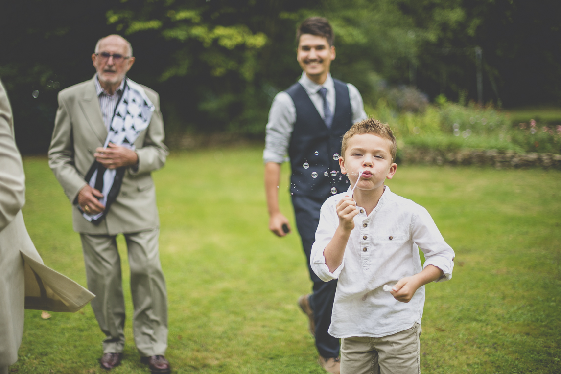 Reportage mariage Bretagne - enfant faisant des bulles de savon - Photographe mariage