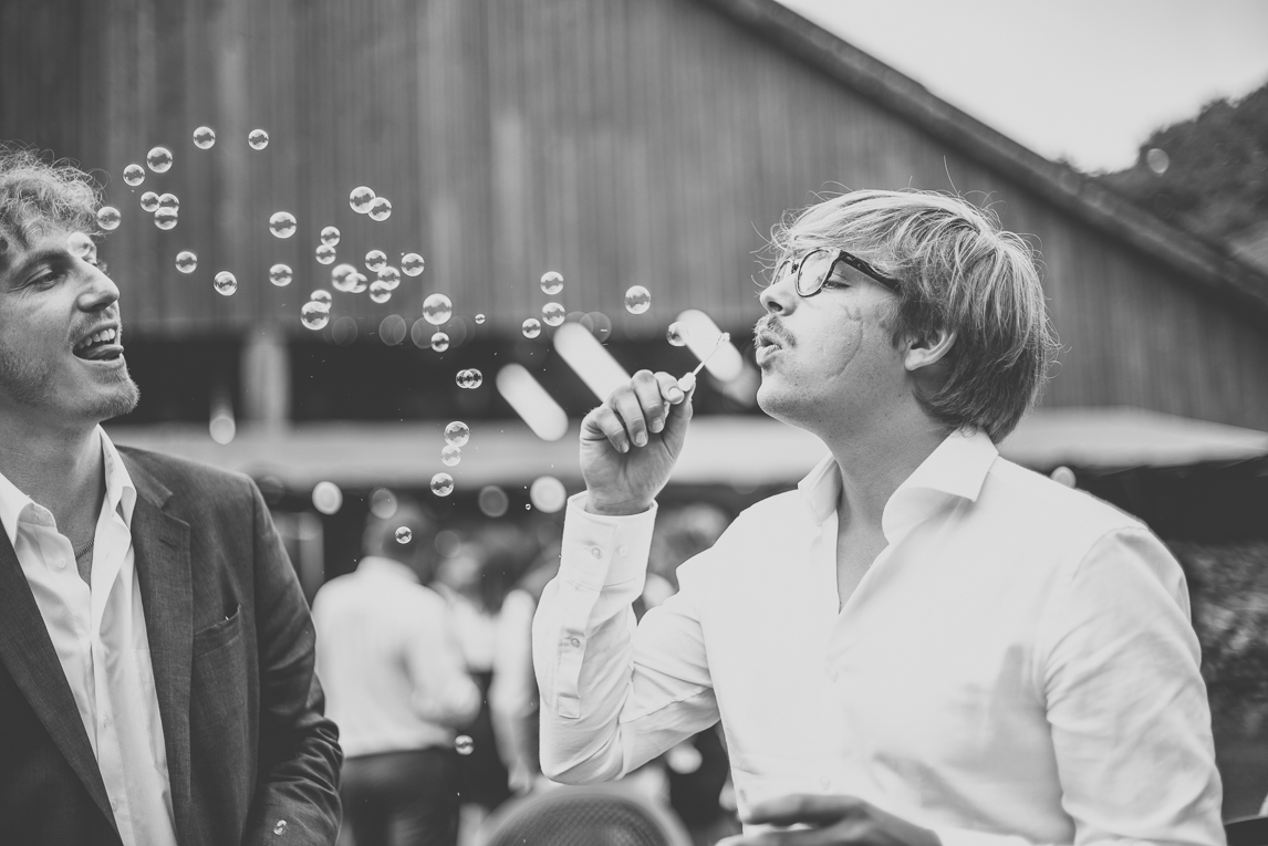 Reportage mariage Bretagne - invité fait des bulles de savon - Photographe mariage