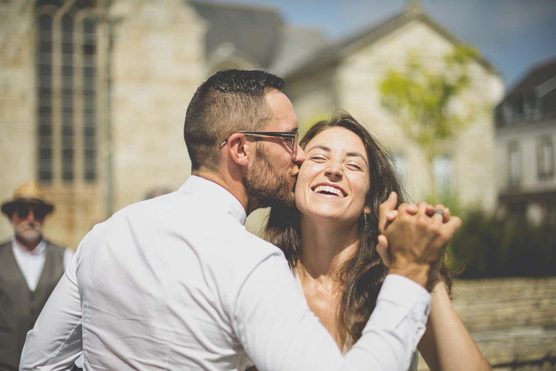 Reportage mariage Bretagne - mariés en sortant de la cérémonie civile - Photographe mariage