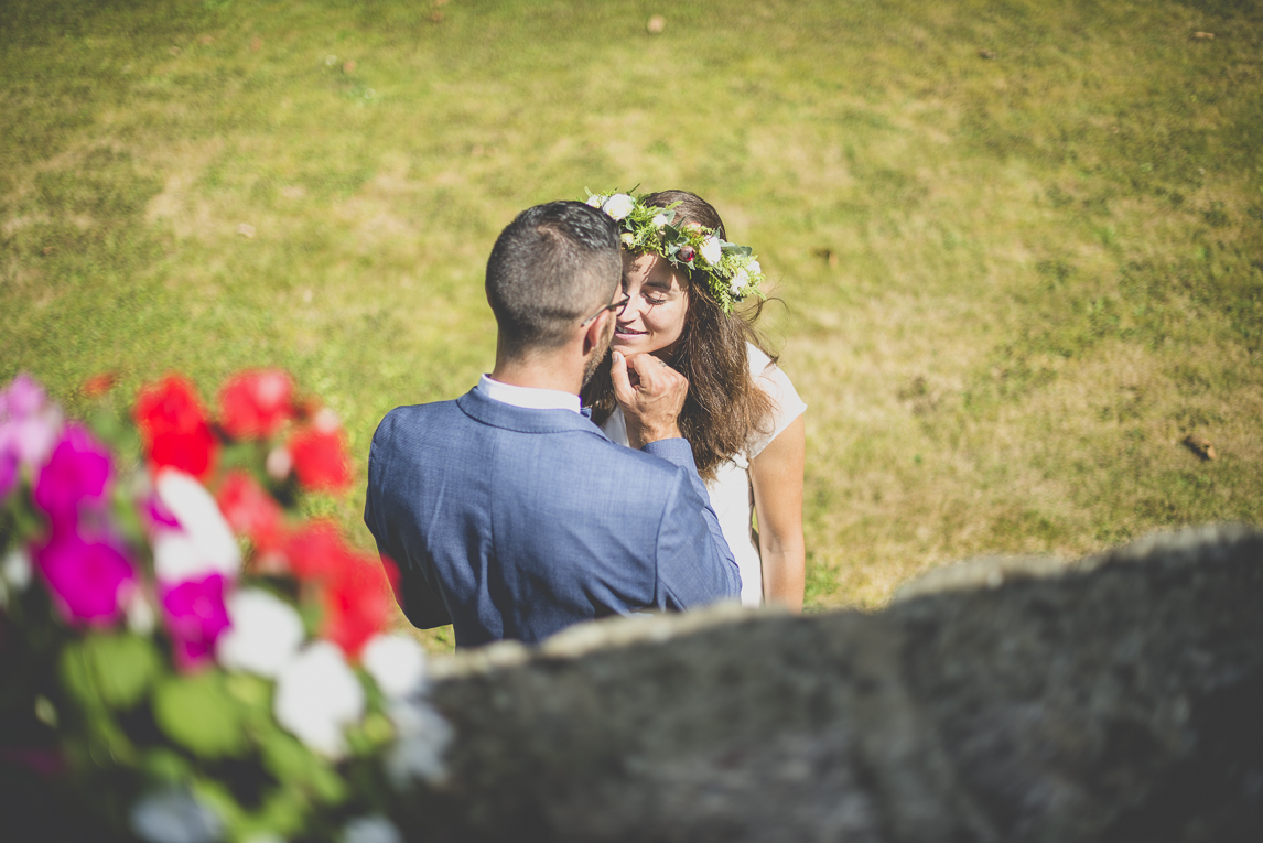 Reportage mariage Bretagne - mariés échangeant des mots doux avant la cérémonie - Photographe mariage