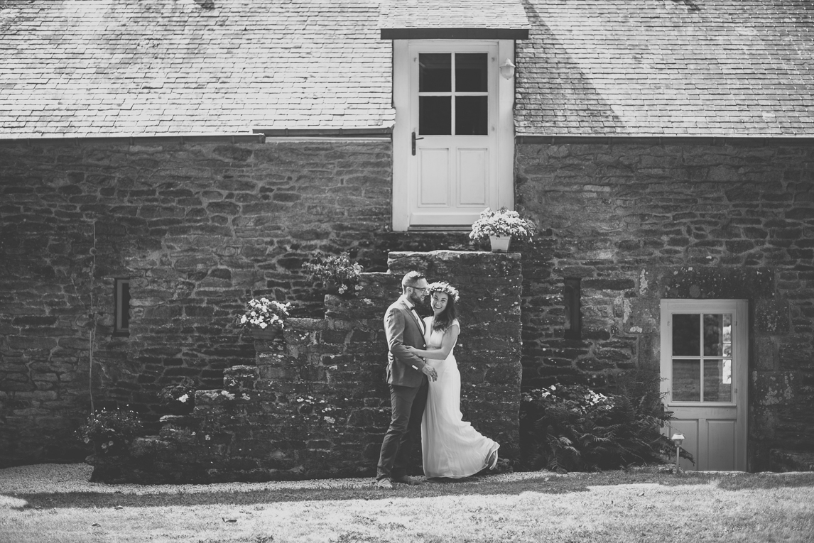 Reportage mariage Bretagne - mariés devant maison de pierre - Photographe mariage