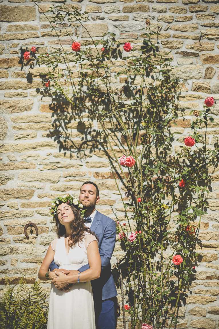 Reportage mariage Bretagne - Mariés sous un rosier - Photographe mariage