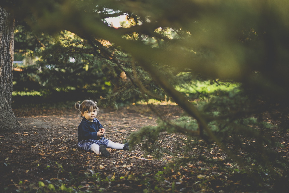 Séance photo famille - petite fille assise sous un arbre - Photographe famille