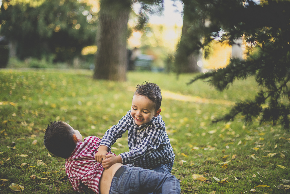Séance photo famille - deux petits garçons jouent dans un parc - Photographe famille