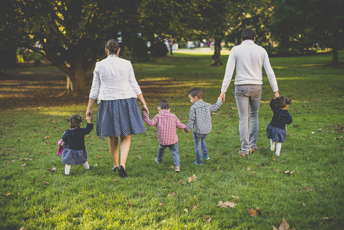 Séance photo famille - famille avec quatre enfants marche en se donnant la main - Photographe famille
