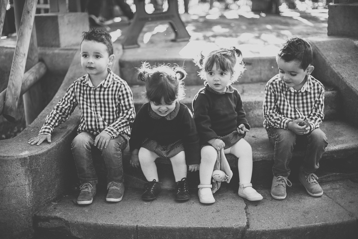 Séance photo famille - quatre petits enfants assis sur un escalier - Photographe famille