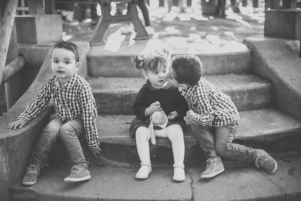 Séance photo famille - une petite fille et deux petits garçons sont assis sur un escalier - Photographe famille