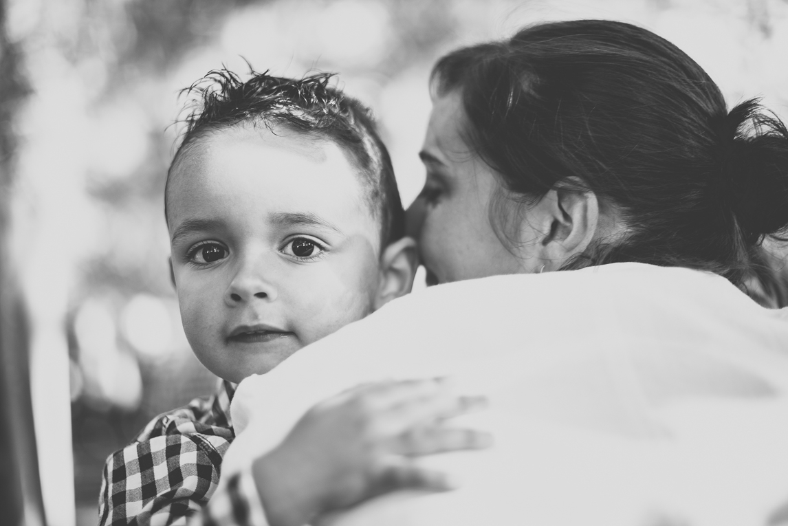 Séance photo famille - portrait d'un petit garçon dans les bras de sa maman - Photographe famille