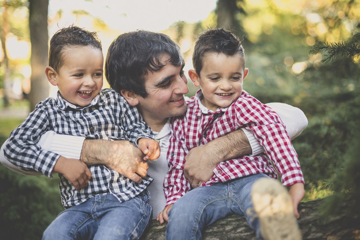 Séance photo famille - papa et ses deux petits garçons rient ensemble - Photographe famille