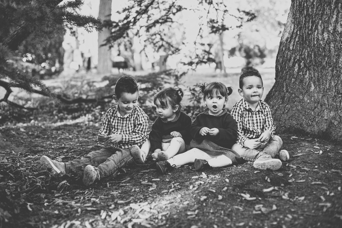 Séance photo famille - quatre enfants assis au pied d'un arbre - Photographe famille