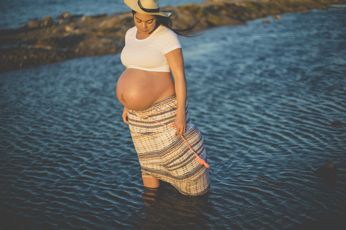 Séance photo grossesse à la plage - femme enceinte marche dans l'eau - Photographe grossesse