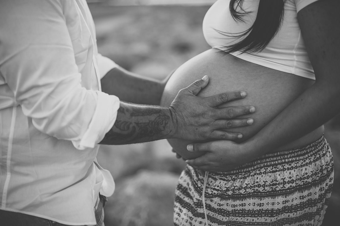 Séance photo grossesse à la plage - mains des parents sur ventre rond - Photographe grossesse
