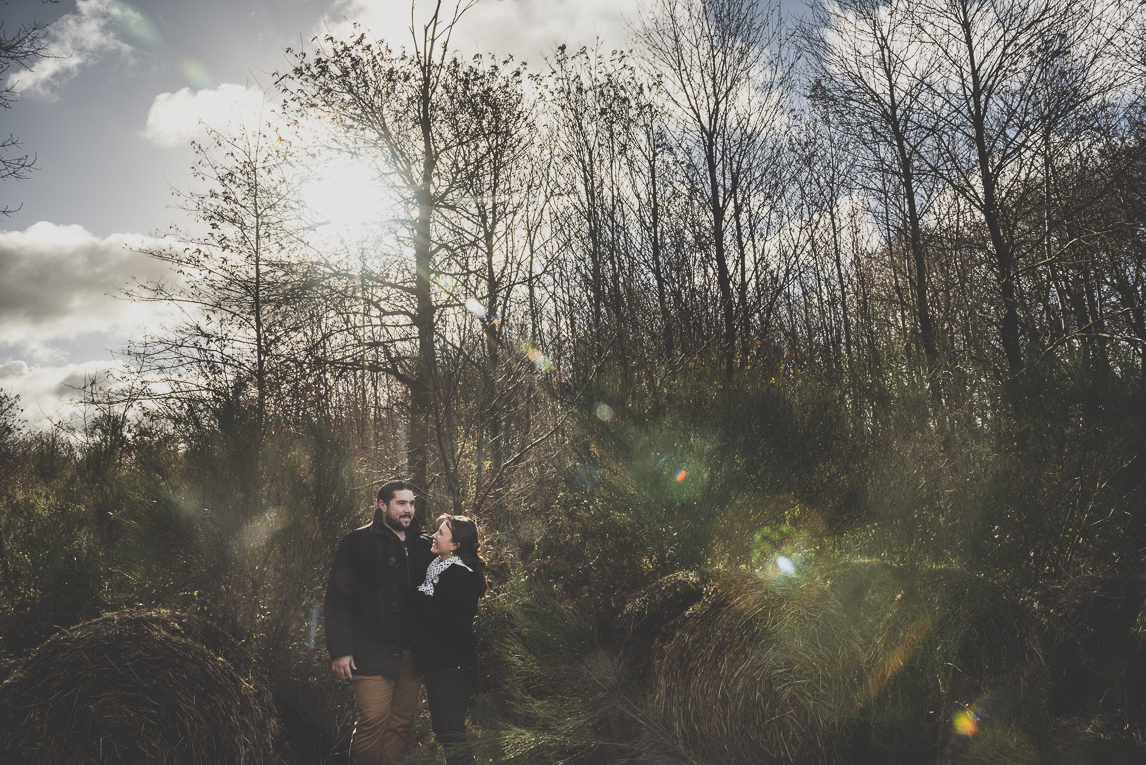 Séance couple en campagne - homme et femme entourés de bottes de foin - Photographe couple