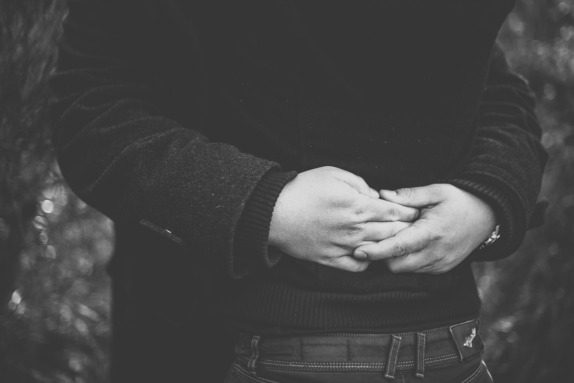 Couple session in the countryside - hands of man around the waist of his woman - Couple Photographer