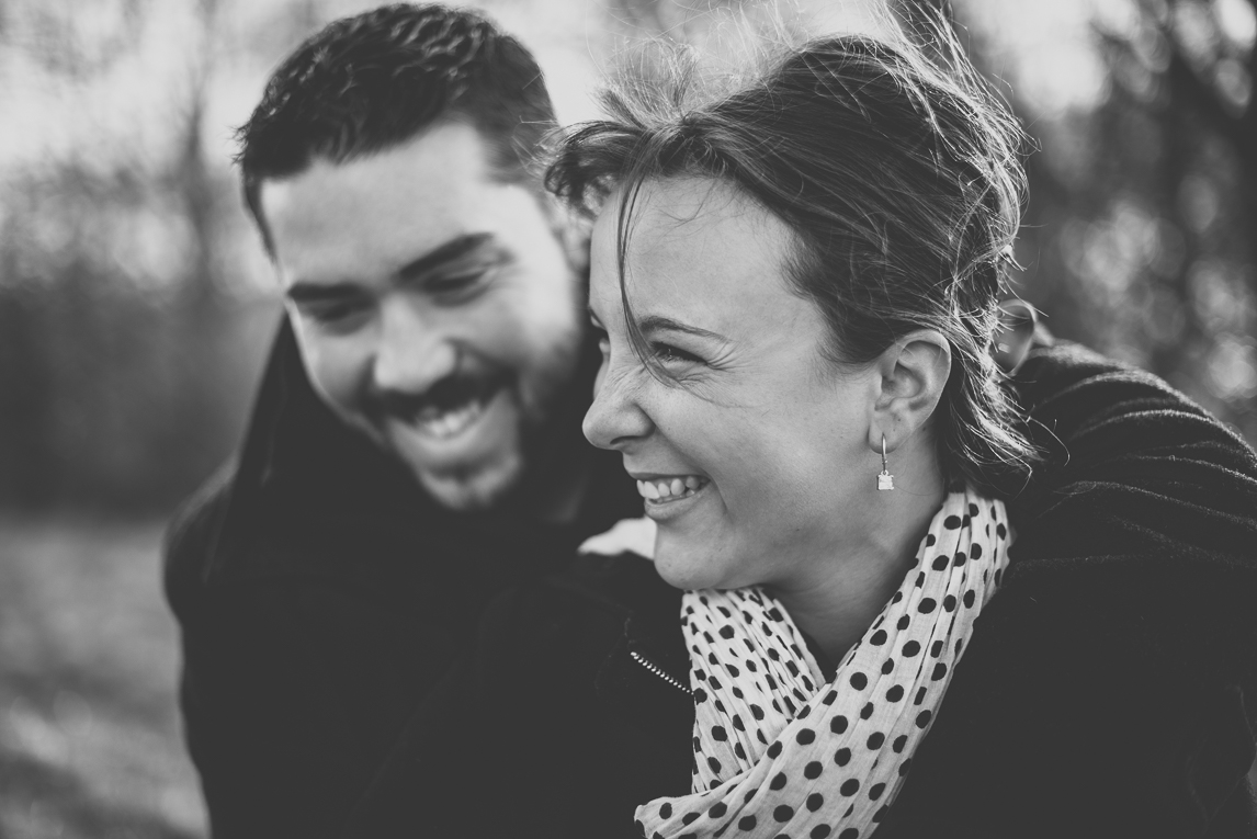 Séance couple en campagne - homme et femme rient - Photographe couple