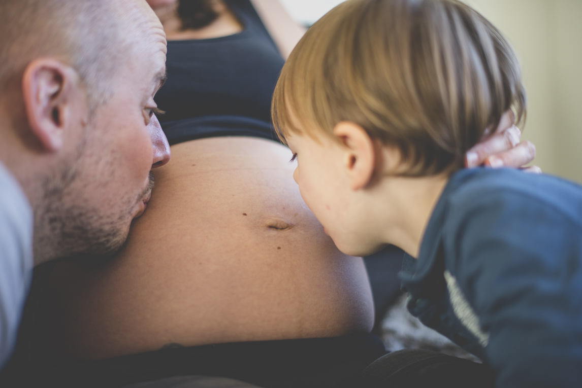 Séance photo grossesse Muret - homme et enfant embrassent le ventre de femme enceinte - Photographe grossesse