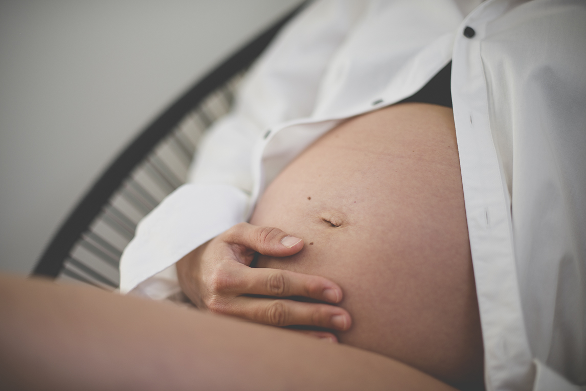 Pregnancy photo-shoot - pregnant woman sitting - Pregnancy Photographer